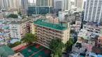Foto dari udara yang diabadikan pada 17 September 2020 menunjukkan penampakan lapangan olahraga di atas gedung Sekolah Menengah No.10 Guangzhou di Guangzhou, Provinsi Guangdong, China selatan. (Xinhua/Deng Hua)