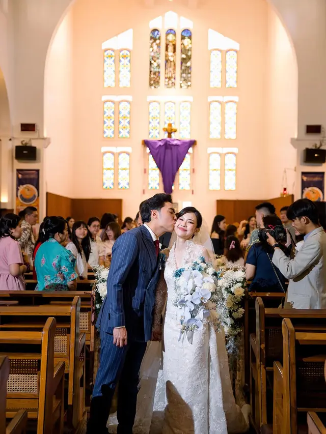 Anggun dan Santun, Jessica Jane Tampil Menawan dalam Gaun Lace di Pemberkatan Pernikahannya