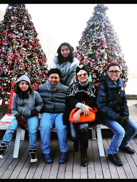 Hingga kini, pasangan yang telah memiliki anak yang mulai besar-besar itu, jarang terdengar berita miring terkait rumah tangganya. Lantas bagaimana cara komedian dan artis sinetron itu membangun rumah tangga harmonis. (Instagram/viona__rosalina)