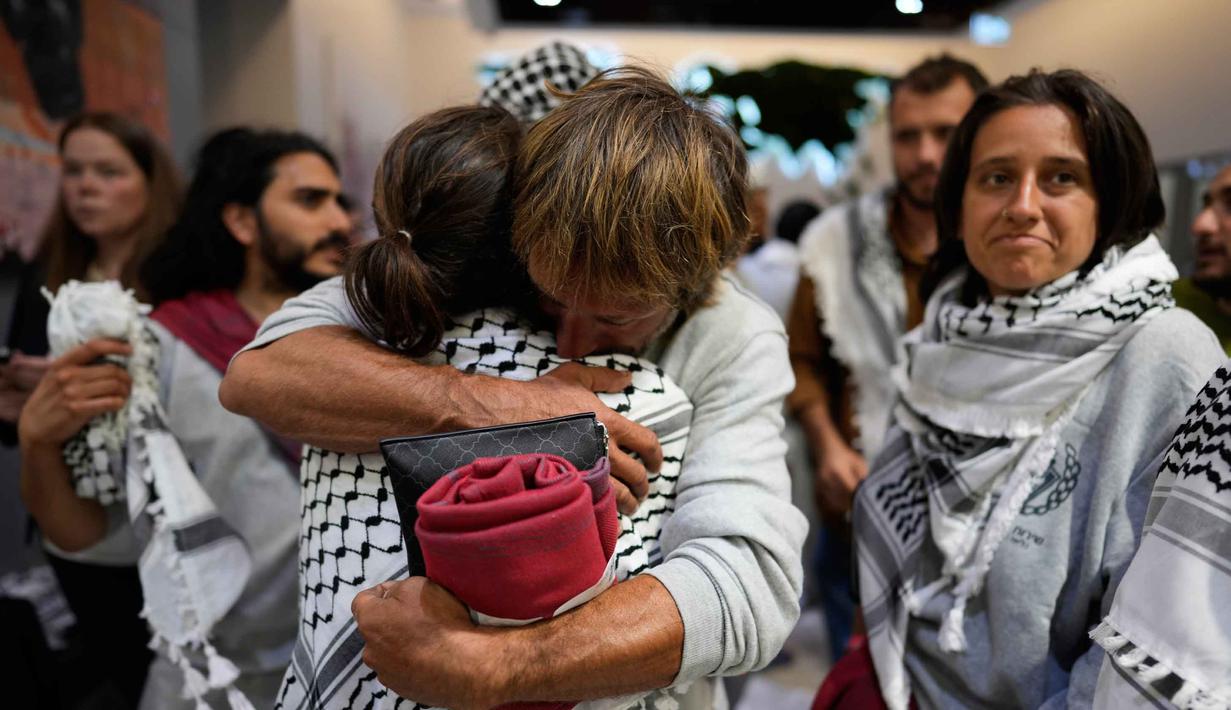 Para aktivis kemanusiaan Global Sumud Flotilla (GSF) saling berpelukan saat tiba di Bandara Istanbul, Turki, Kamis 21 Mei 2026. (AP Photo/Emrah Gurel)