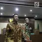 Terdakwa kasus suap pengadaan barang dan jasa di Pemkot Kendari, Asrun dan Wali Kota Kendari nonaktif, Adriatma Dwi Putra bersiap menjalani sidang lanjutan di Pengadilan Tipikor, Jakarta, Rabu (12/9). (Liputan6.com/Herman Zakharia)