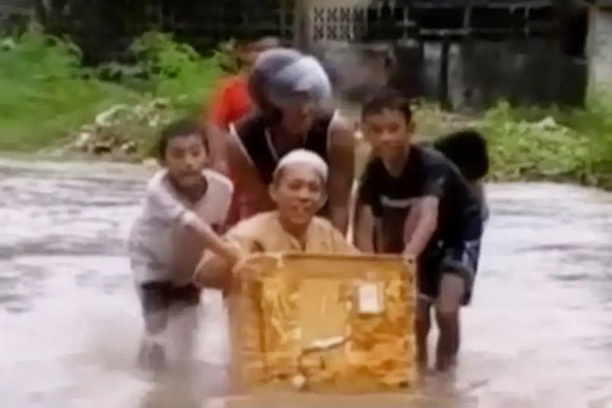 Banjir Melanda 5 Kecamatan di Jombang hingga Tradisi Awal Tahun