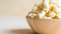 Popcorn memang selalu bisa diandalkan! Yuk, cobain popcorn original tanpa pemanis yang renyah dan menggugah selera. (Foto dok: Freepik/topntp26).
