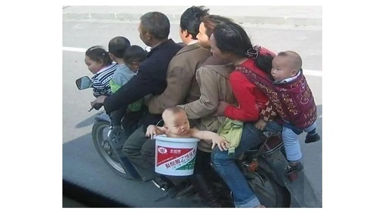 Potret Pengendara Motor Bawa Muatan Banyak Ini Bikin Geleng Geleng