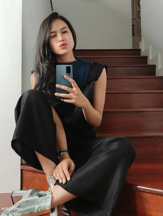 Aura kecantikan perempuan kelahiran 19 Desember 1994 sangat terpancarkan. Apalagi saat ia berpose di depan cermin sambil memegangi ponsel atau selfie mirror. Potret Maudy selfie mirror ini banjir pujian dari netizen yang tak segan sebut Maudy cantik. (Liputan6.com/IG/@maudyayunda)