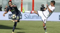 Bek Inter Milan, Danilo D'Ambrosio, mengirim umpan saat melawan Crotone pada laga Serie A Italia di Stadion Ezio Scida, Calabria, Sabtu (16/9/2017). Crotone kalah 0-2 dari Inter. (AFP/Carlo Hermann)
