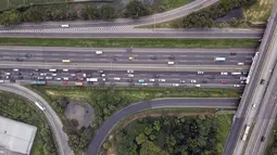 Foto udara memperlihatkan ribuan kendaraan terjebak kemacetan panjang saat menuju kampung halaman untuk merayakan libur panjang Idul Fitri bersama keluarga di jalan bebas hambatan menuju keluar Jakarta di Karawang Timur, Karawang, Jawa Timur, Kamis (28/4/2022). (BAY ISMOYO/AFP)