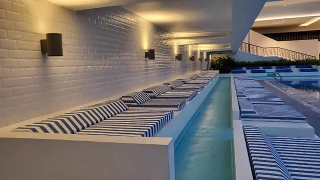 Berenang Sambil Melihat Pemandangan Kota Jakarta di Gajah Mada Plaza