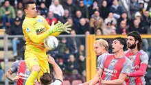 Kiper Cremonese, Emil Audero, melakukan penyelamatan dari ancaman AC Milan dalam laga giornata 27 Serie A Liga Italia 2025/2026, Minggu (1/3/2026) malam WIB. (Piero CRUCIATTI / AFP)