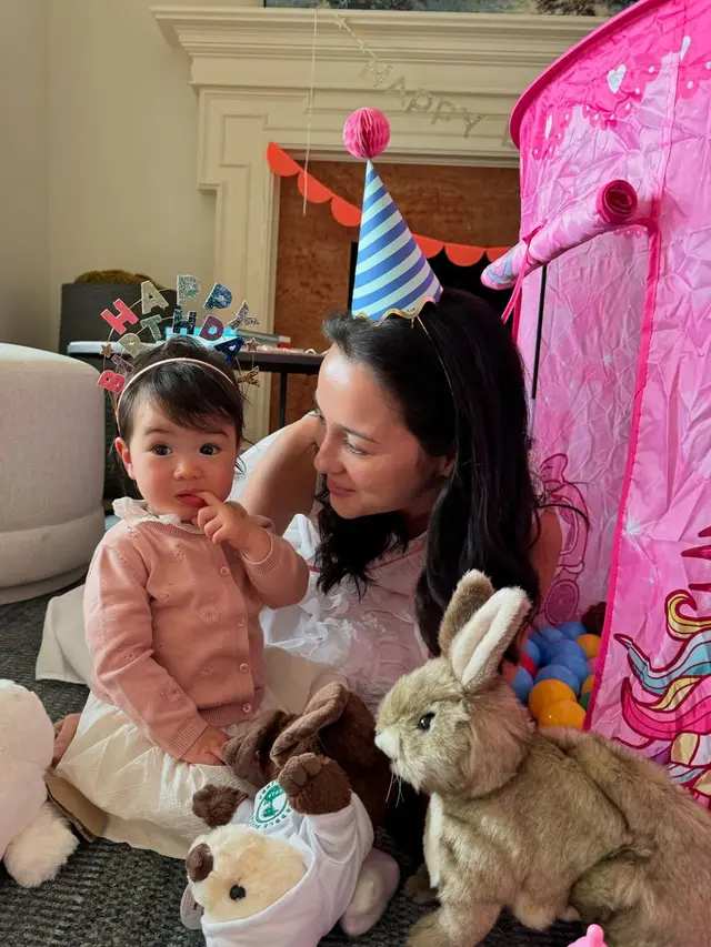 6 Potret Keluarga Kecil Julie Estelle yang Bahagia, Rayakan Ultah Pertama Anak