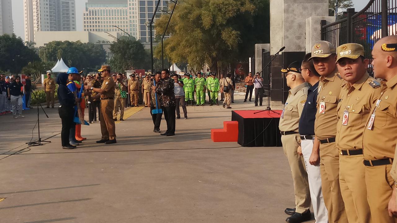 Anies Baswedan Kerahkan Pasukan Bersihkan Area GBK