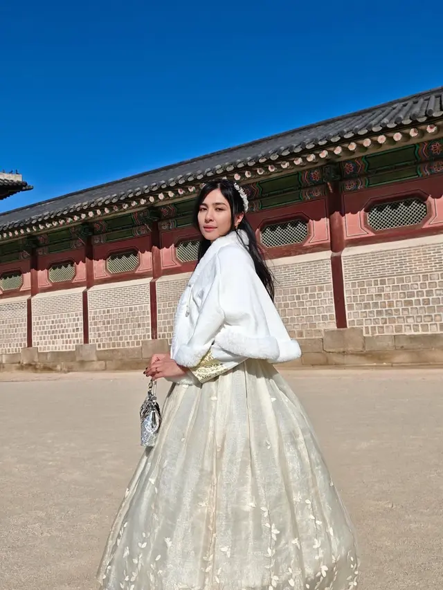 Mikha Tambayong Pakai Hanbok Bersama Deva Mahenra saat Liburan ke Korea (Foto: Instagram @miktambayong)