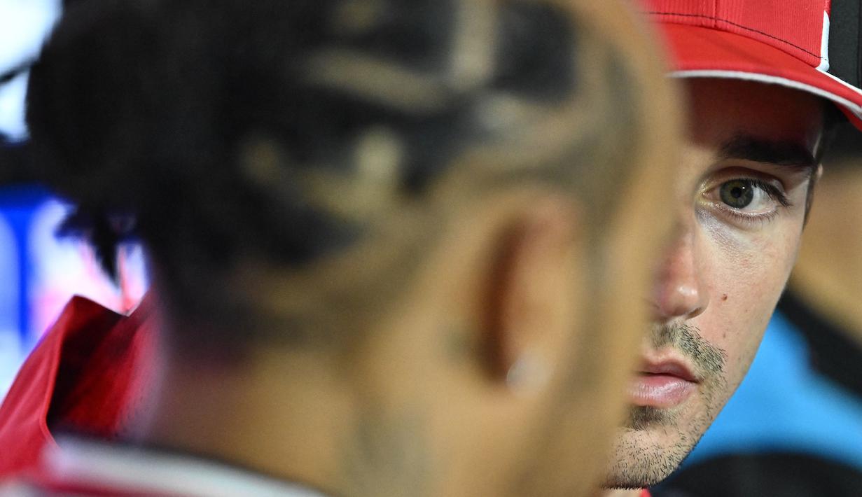 <p>Pembalap Ferrari, Charles Leclerc (kanan) dan pembalap Mecedes, Lewis Hamilton saling berbincang selama konferensi pers Formula 1 GP Inggris di Sirkuit Silverstone, Inggris, 6 Juli 2023. (AFP/Ben Stansall)</p>