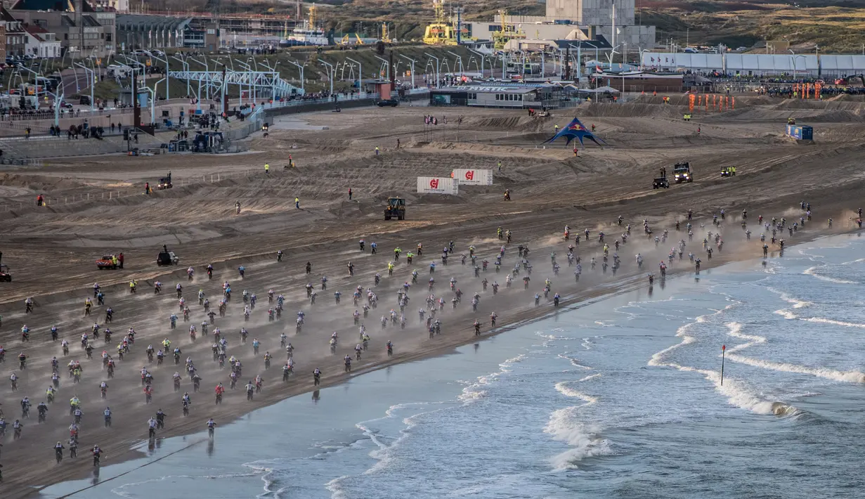 Ribuan crosser saat bersaing dalam ajang Red Bull Knock Out di Scheveningen, Den Haag, Belanda (19/11). 1.000 peserta mengikuti ajang balap motor cross di Red Bull Knock Out 2016 yang menjadikan pantai sebagai treknya. (REUTERS/Red Bull Knock Out)