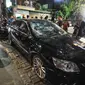 Sebuah mobil sedan Toyota Camry warna hitam berplat nomor B 1185 TOD rusak akibat diamuk warga di kawasan Saharjo, Jakarta, Kamis (18/4). Warga mengamuk karena diduga pengemudi menabrak belasan pengendara sepeda motor dan mobil dari Jalan Tendean hingga Jalan Saharjo. (Liputan6.com/Herman Zakharia)