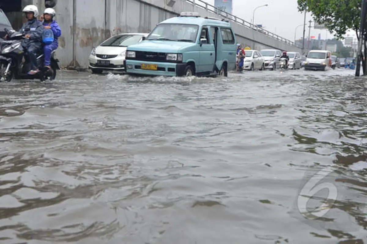 Anak-anak Asyik Bermain Banjir di Jalan Pramuka