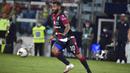 Pemain Cagliari, Joao Pedro, menggiring bola saat melawan Juventus pada laga Serie A di Stadion Sardegna, Rabu (29/7/2020). Cagliari menang 2-0 atas Juventus. (Alessandro Tocco/Lapresse via AP)