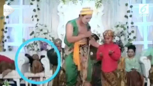 VIDEO: Saking Hebohnya Tertawa, Bocah Jatuh Terjungkal