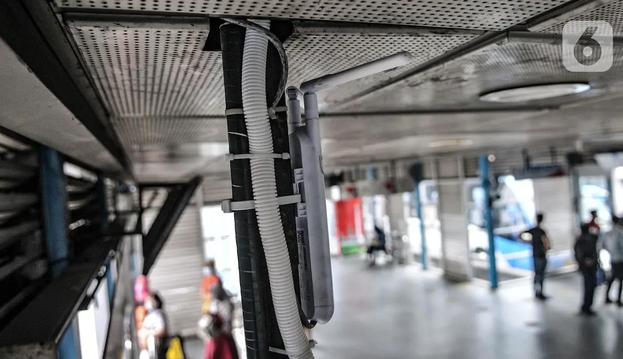 Wifi terpasang di Halte Harmoni, Jakarta, Senin (16/11/2020). PT Transjakarta menargetkan fasilitas wifi gratis tersedia di seluruh halte jaringan 12 koridor pada akhir 2020. (merdeka.com/Iqbal S. Nugroho)