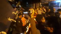 Terduga Teroris Surabaya baku tembak dengan Densus 88 Antiteror. (Liputan6.com/Dhimas Prasaja)