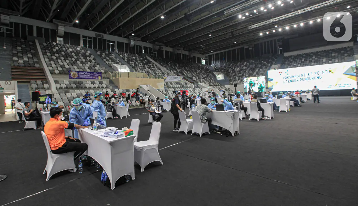 Suasana program vaksinasi COVID-19 kepada para atlet di Istora Senayan, Jakarta, Jumat (26/2/2021). Sebanyak 5.000 atlet diprioritaskan karena mereka dijadwalkan mengikuti beberapa kejuaraan single event maupun multievent dalam waktu dekat. (Liputan6.com/Faizal Fanani)