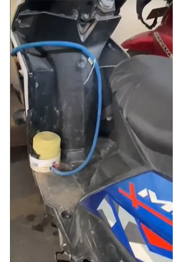 Wanita Ini Temukan Motor di Parkiran Punya Kaca Spion Besar, Klaksonnya Unik