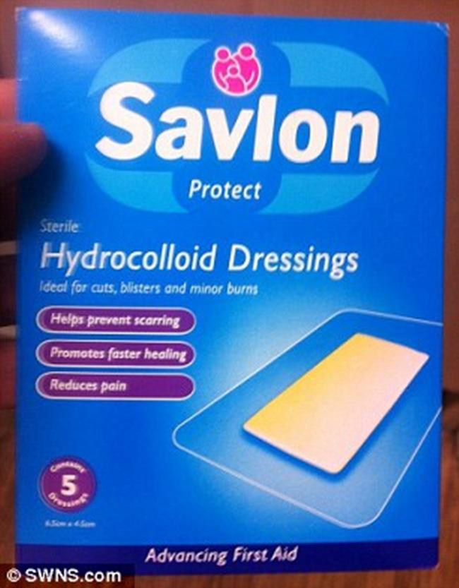Plester merek Savlon yang digunakan oleh Jayda, ternyata memicu reaksi alaergi | foto: copyright dailymail.co.uk