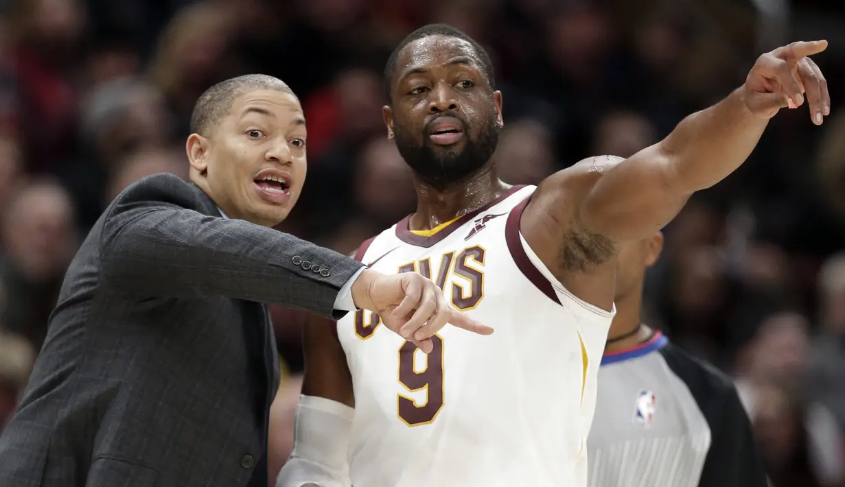 Pelatih Cavaliers, Tyronn Lue (kiri) memberikan arahan kepada Dwyane Wade pada laga NBA basketball game di Quicken Loans Arena, Cleveland, (18/11/2017), Cavs menang 118-113. (AP/Tony Dejak)