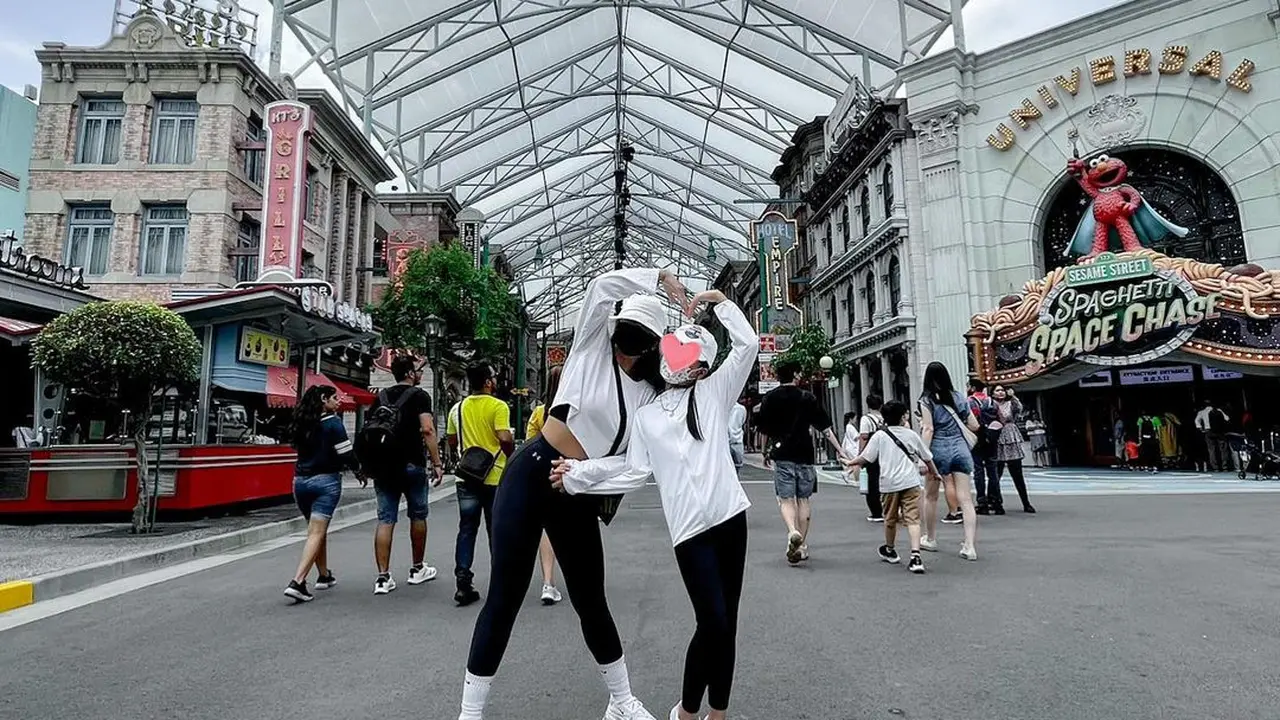 Sembuh dari Leukimia, Ini 6 Momen Seru Denada dan Aisha Liburan Bersama