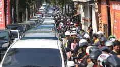 Kendaraan terjebak kemacetan di akses jalan menuju pintu masuk Kebun Binatang Ragunan, Jakarta, Jumat (1/1). Kemacetan tersebut disebabkan oleh tingginya antusiasme warga yang ingin berlibur di kawasan Ragunan. (Liputan6.com/Immanuel Antonius)
