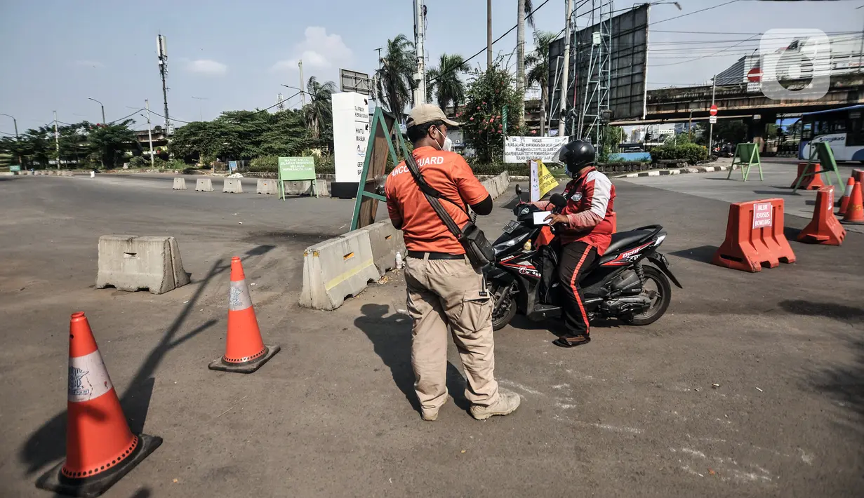 Petugas berjaga di salah satu pintu masuk saat penutupan sementara Taman Impian Jaya Ancol, Jakarta, Minggu (16/5/2021). Penutupan Ancol berdampak pada sepinya pedagang makanan dan minuman di luar area wisata. (merdeka.com/Iqbal S. Nugroho)