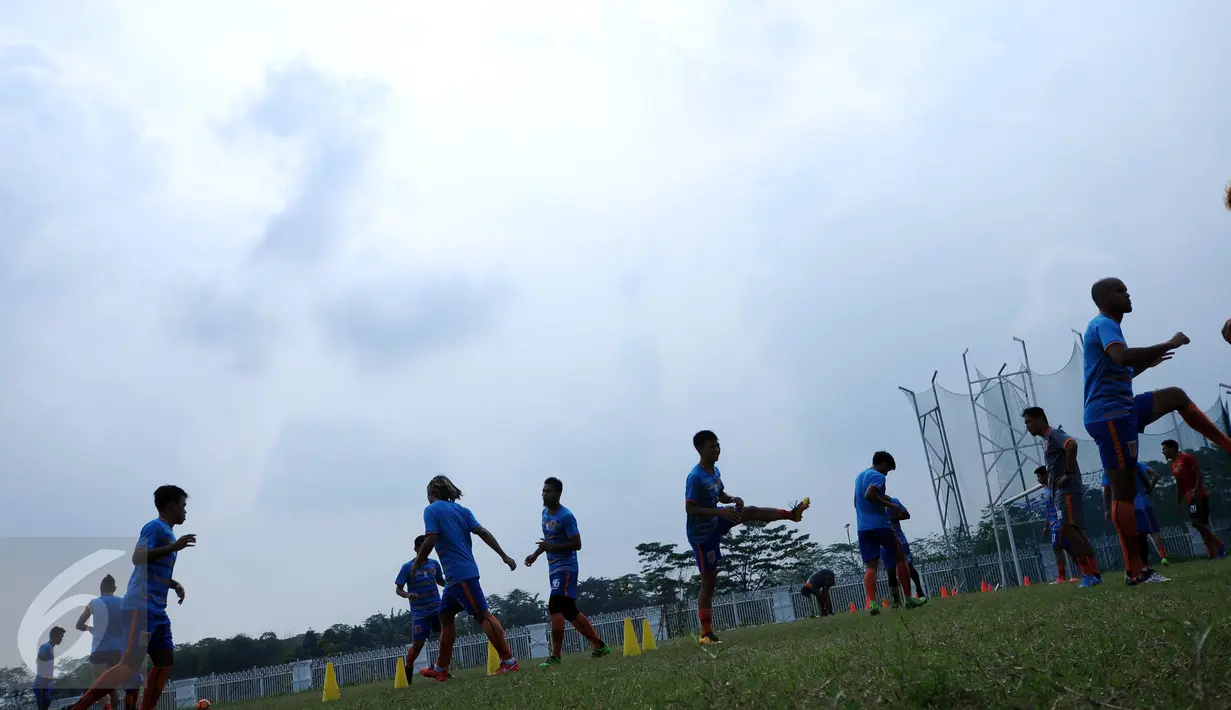 Pemain PBFC melakukan pemanasan jelang latihan terbuka di lapangan atletik Stadion Pakansari, Kab Bogor, Jumat (10/3). PBFC akan melakoni laga final Piala Presiden 2017 melawan Arema FC pada Minggu (12/3). (Liputan6.com/Helmi Fithriansyah)