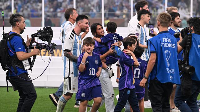 Foto: Kemesraan Lionel Messi Bersama Keluarganya saat Rayakan Gelar Juara Piala Dunia 2022