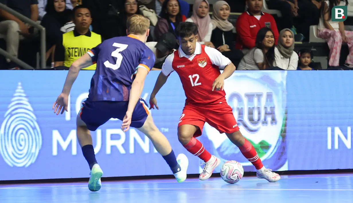 Pemain Timnas Futsal Indonesia, Ardiansyah Runtuboy mencoba melewati pemain Belanda pada laga lanjutan Four Nations Cup 2025 yang bergulir di Hall Basket Senayan, Jakarta, pada Sabtu (20/9/2025).