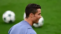 Cristiano Ronaldo menjalani sesi latihan bersama Real Madrid pada 17 Oktober 2016. (AFP/Pierre-Philippe Marcou)