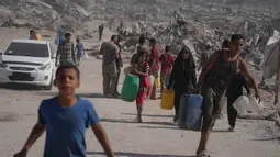 Dua tahun setelah perang yang menghancurkan, Jalur Gaza kini menghadapi tantangan kemanusiaan yang amat besar, salah satunya krisis air bersih. (AP Photo/Jehad Alshrafi)