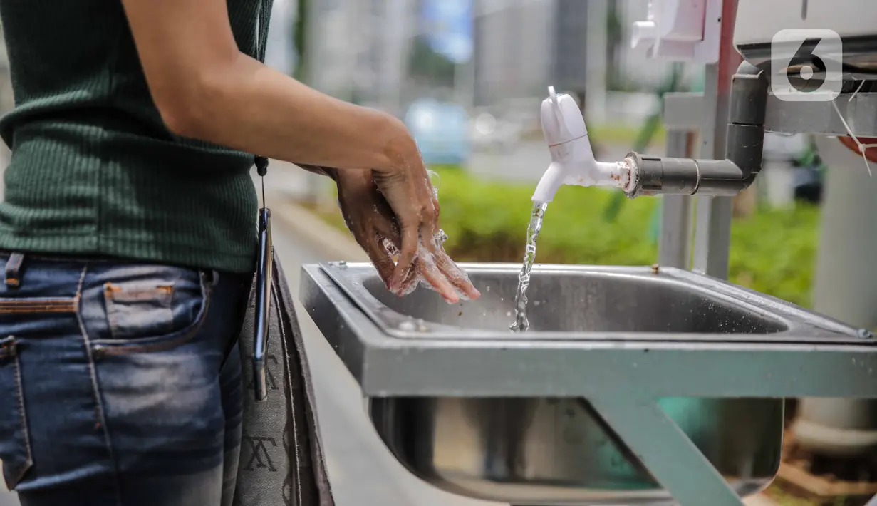 Pengguna jalan mencuci tangan ditempat yang telah disediakan Pemprov DKi Jakarta di kawasan Pedestrian Ratu Plaza, Jakarta, Senin (23/2/2020). Sarana cuci tangan ini tersedia 12 unit dan tersebar di wilayah DKI Jakarta. (Liputan6.com/Faizala Fanani)