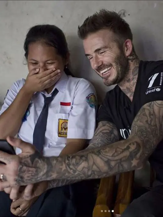Keakraban mantan pesepakbola David Beckham dengan siswi SMPN 17 Semarang, Sripun dalam kunjungannya sebagai Duta Kehormatan UNICEF ke Jawa Tengah, Rabu (28/3). Bersama Unicef, Beckham tengah melakukan kampanye anti-perundungan (instagram/davidbeckham)