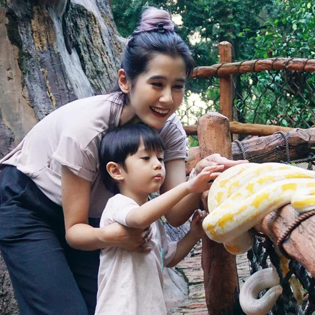 Pose Bareng Ulang, Ini 6 Potret Liburan Ardina Rasti dan Arie Andika ke Kebun Binatang