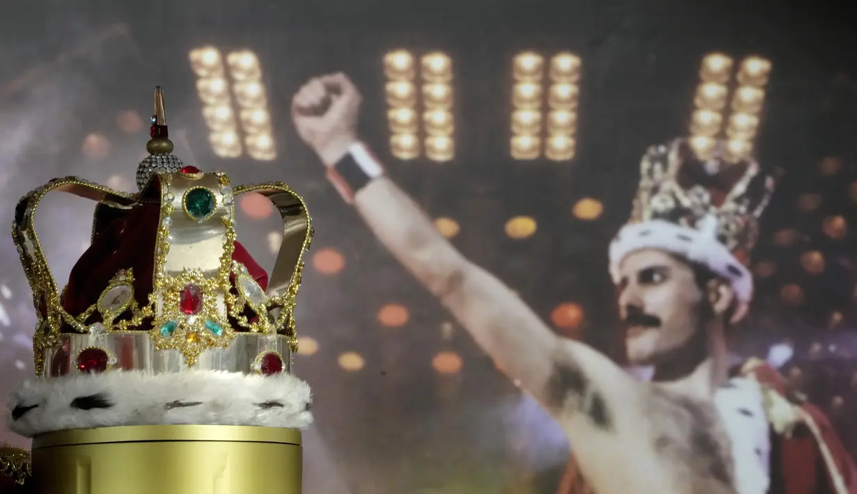 Mahkota khas Freddie Mercury yang dikenakan selama Tur 'Magic', dipamerkan di ruang lelang Sotheby's di London, Kamis, 3 Agustus 2023. (AP Photo/Kirsty Wigglesworth)