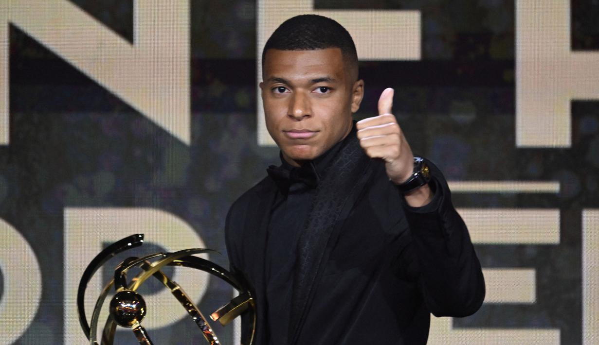 <p>Pemain Paris Saint-Germain, Kylian Mbappe memberikan gestur jempol setelah menerima penghargaan Pemain Terbaik Liga Prancis 2022/2023 dari UNFP (French National Professional Football players Union) pada acara yang berlangsung di Paris, Prancis, 28 Mei 2023. (AFP/Bertrand Guay)</p>