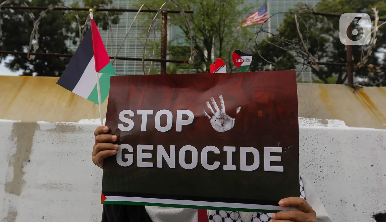 Pengunjuk rasa juga menyerukan serta mendesak diakhirinya serangan militer Israel di seluruh wilayah Gaza. (Liputan6.com/Herman Zakharia)