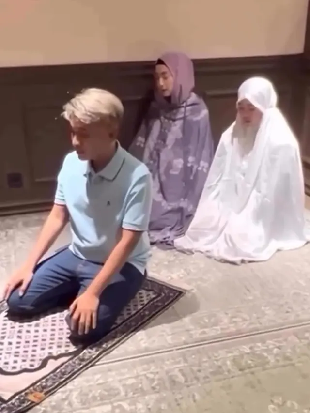 6 Potret Ruben Onsu Imami Salat Desy Ratnasari dan Putrinya, Bukber Puasa Syawal