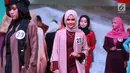 Senyum peserta saat memeragakan busana pada acara Hijab Hunt 2018 di Jakarta, Minggu (6/5). Selain untuk menyambut Ramadan, acara ini juga untuk menggaungkan semangat kebinekaan kepada generasi muda. (Liputan6.com/Angga Yuniar)