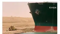 Sebuah kapal kontainer raksasa dengan panjang empat lapangan sepak bola terjepit di Terusan Suez Mesir. Foto: AFP