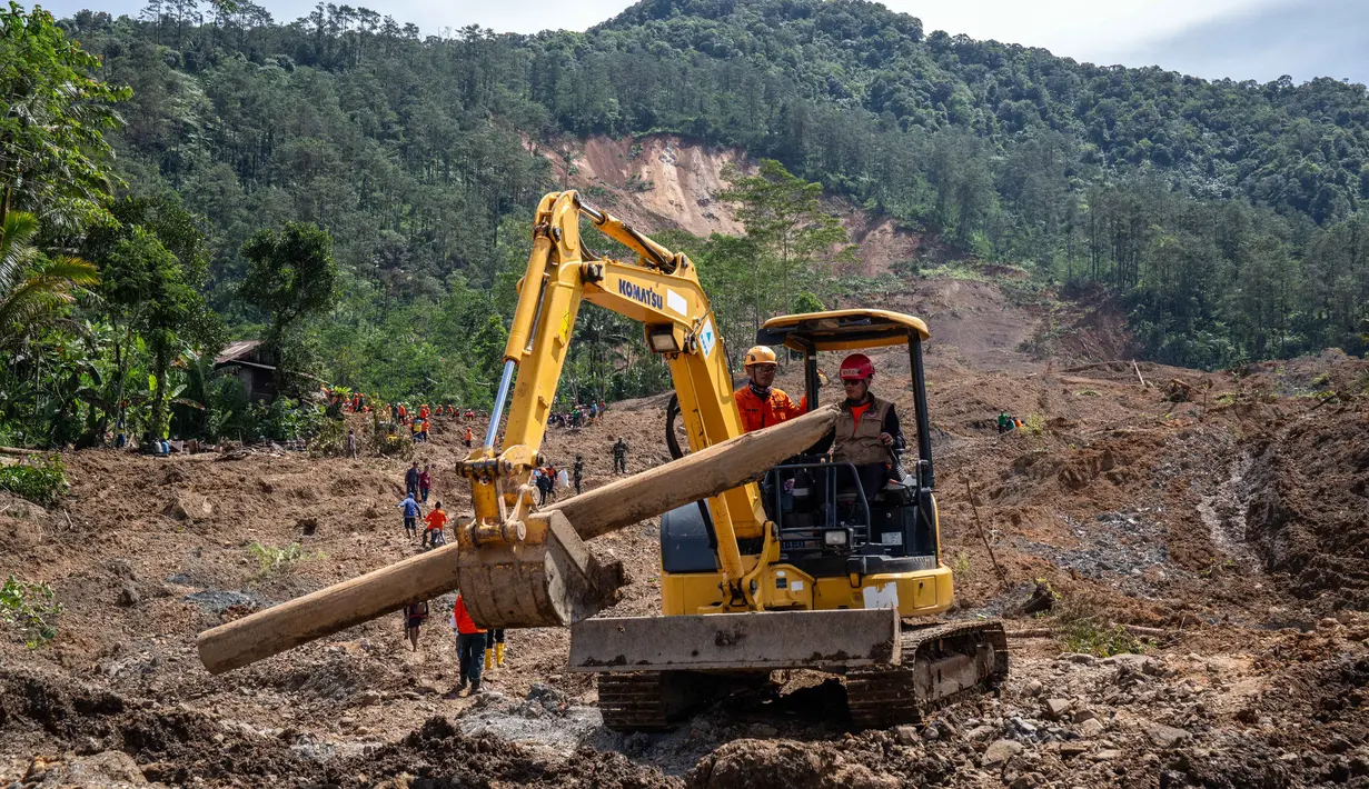 Sebelumnya, 0perasi pencarian korban sempat tertunda akibat pergerakan tanah yang terus terjadi di area longsoran. Tampak dalam foto, alat berat mengangkat batang kayu selama operasi penyelamatan di lokasi longsor di Desa Situkung, Banjarnegara, Jawa Tengah, pada Rabu 19 November 2025. (DEVI RAHMAN/AFP)