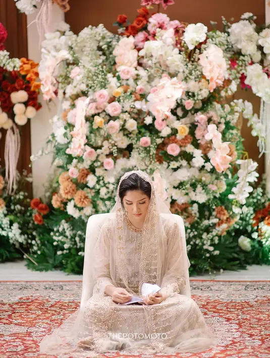 2. Ochi mengenakan maxi dress dengan detail flare sleeve. Warna nude yang lembut membuat penampilannya tampak elegan dan menawan.