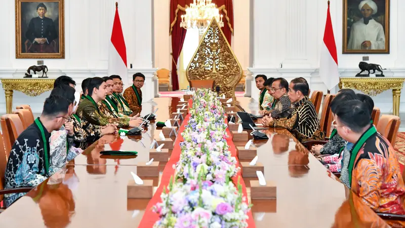Presiden Joko Widodo atau Jokowi menerima kunjungan Pengurus Besar Himpunan Mahasiswa Islam (PB HMI) di Istana Merdeka, Jakarta, Rabu (8/11/2023)