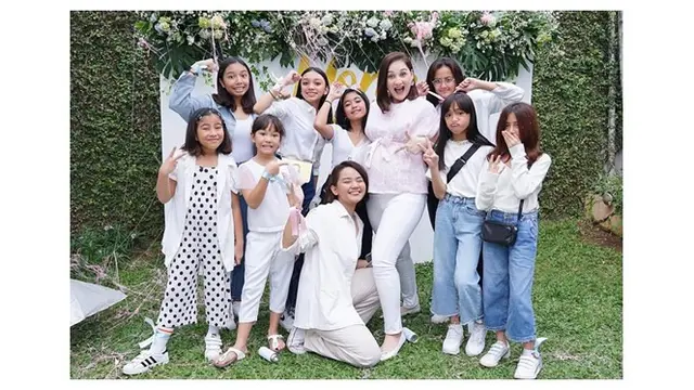 Hamil Anak Keempat, Ini 7 Potret Baby Shower Mona Ratuliu yang Meriah