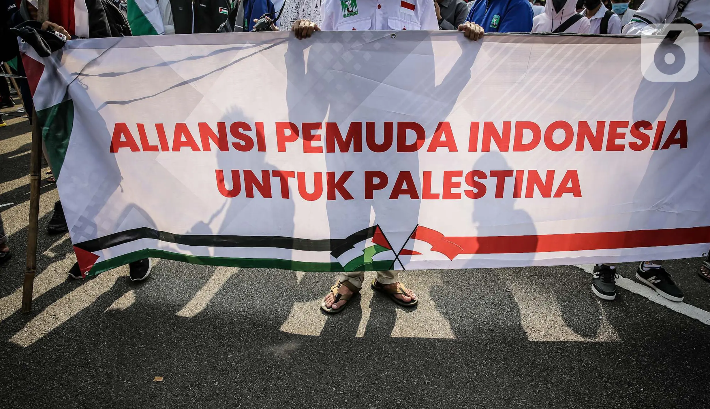 FOTO: Aliansi Pemuda Indonesia untuk Palestina Geruduk Kedutaan Besar ...